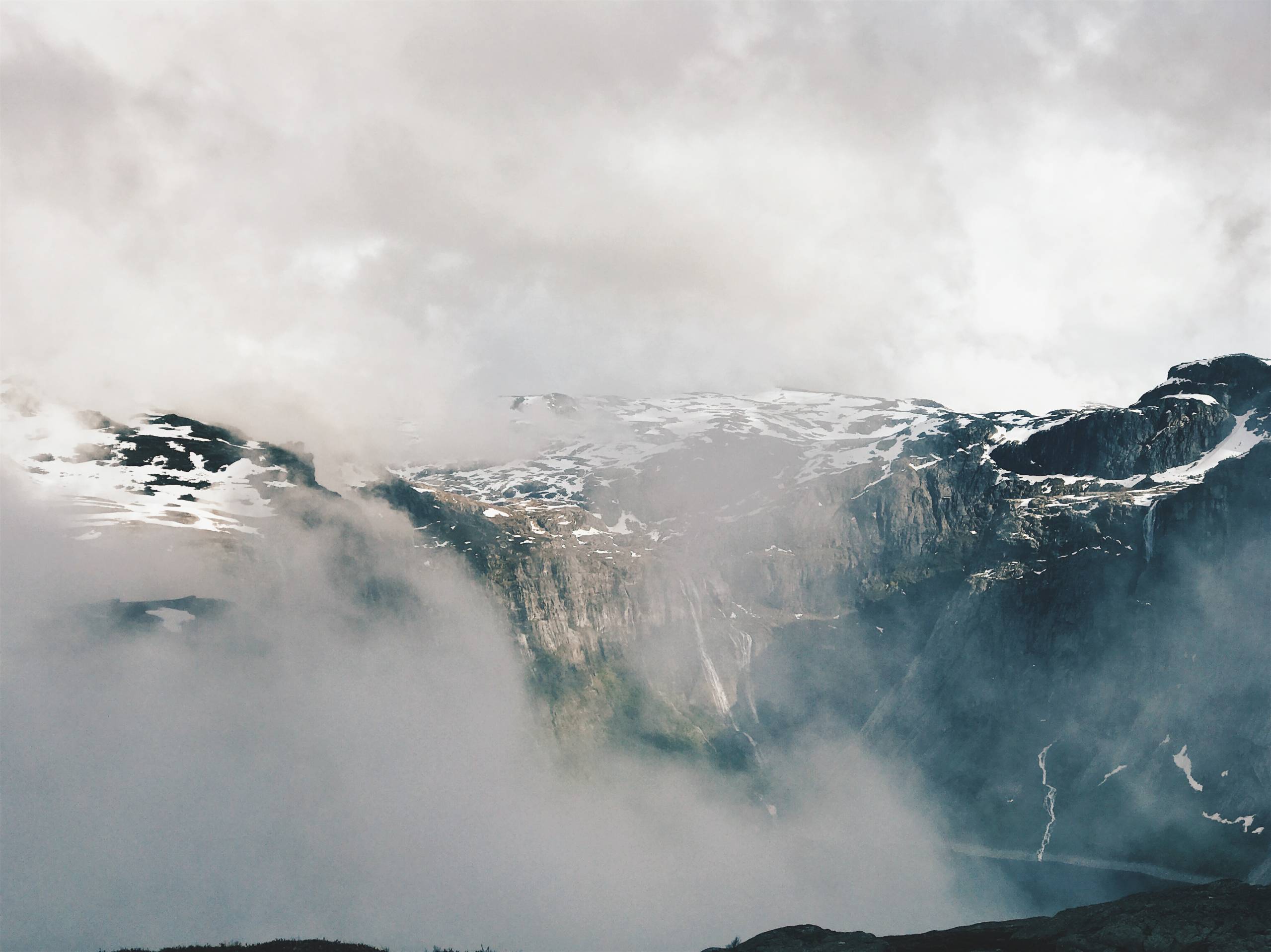 las-nubes-blancas-cubren-magnificos-fiordos-de-noruega-2559